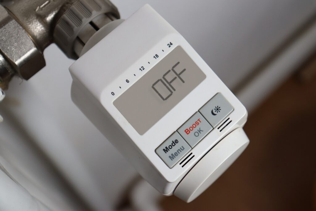 Zet de thermostaat lager of uit om thuis energie te besparen.